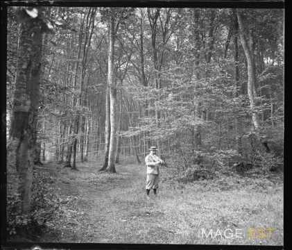 Homme dans une forêt (Varangeville-sur-Mer)
